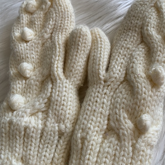 Gap Cable Knit Mittens - Picture 3 of 5